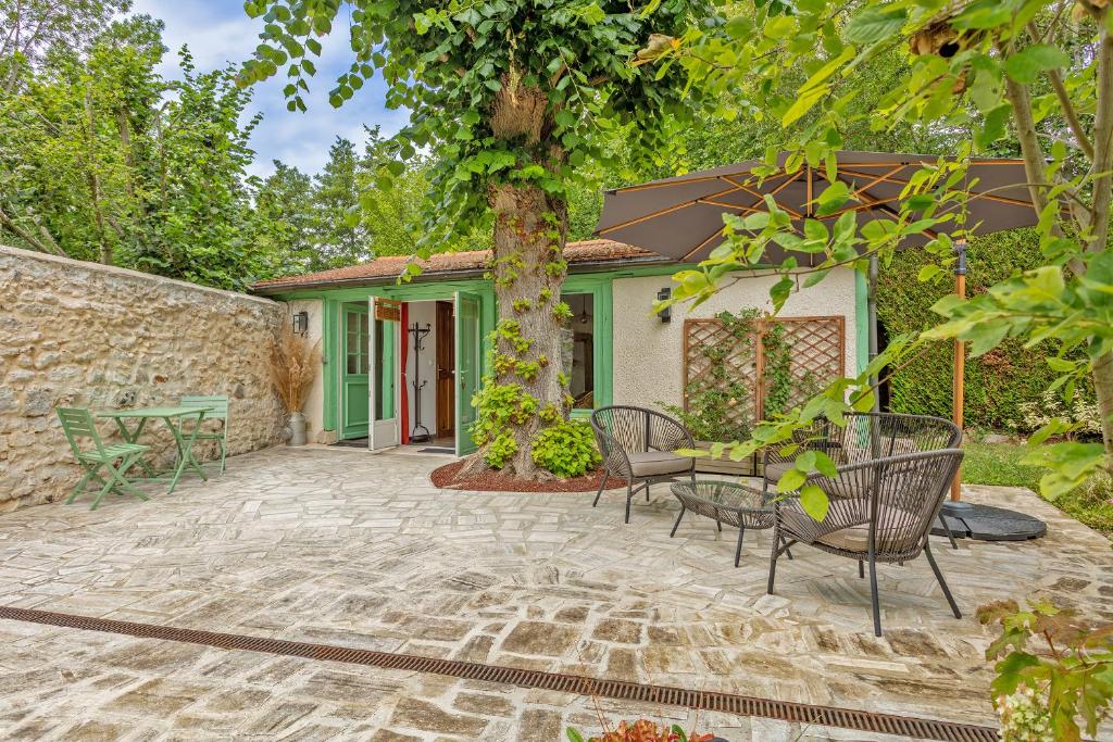 Terrasse ombragée de L'Orée de Giverny à Limetz-Villez