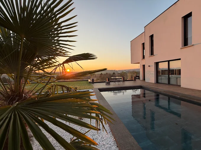 Coucher de soleil sur une villa avec piscine en Normandie